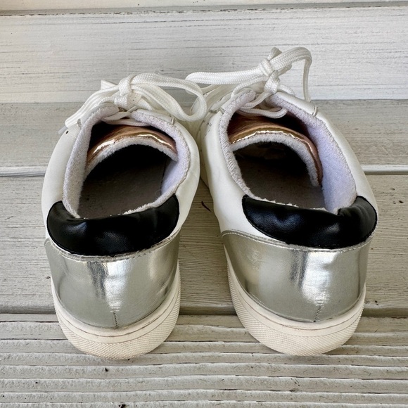 STEVE MADDEN, WOMENS SNEAKERS. WHITE LACEUP SHOE WITH GOLD TOE & TONGUE.SIZE 9M - Picture 5 of 9